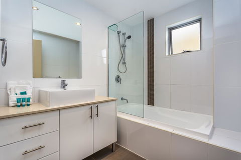 Redvue Holiday Apartments - Tourism TAS 12