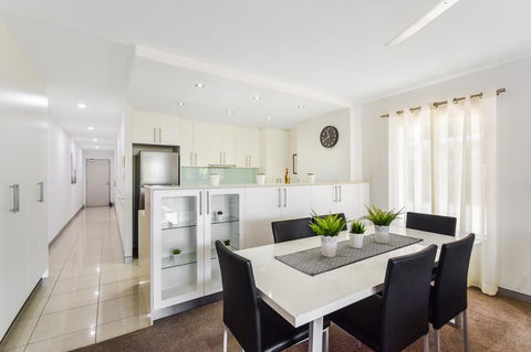 Redvue Holiday Apartments - Tourism TAS 4