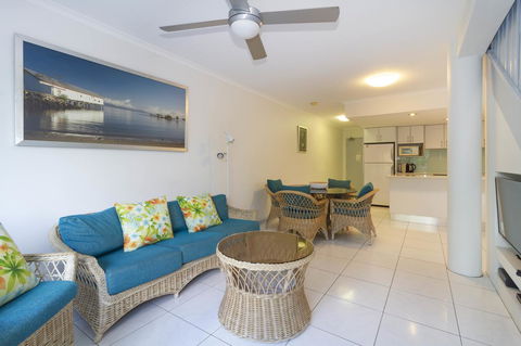 The White House Port Douglas - Hobart Tourism 24