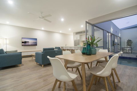 Pool Resort Port Douglas - Hobart Tourism 37