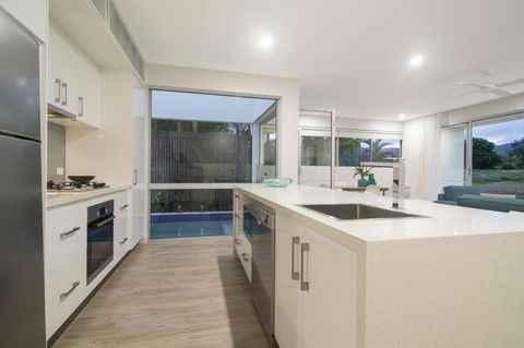Pool Resort Port Douglas - Hobart Tourism 40