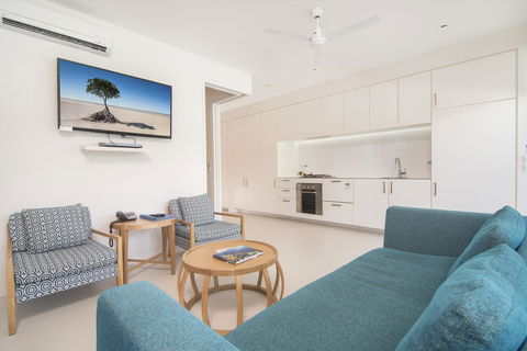 Pool Resort Port Douglas - Hobart Tourism 7