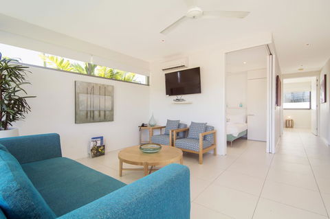 Pool Resort Port Douglas - Hobart Tourism 12