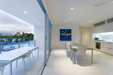 Pool Resort Port Douglas - Hobart Tourism 16
