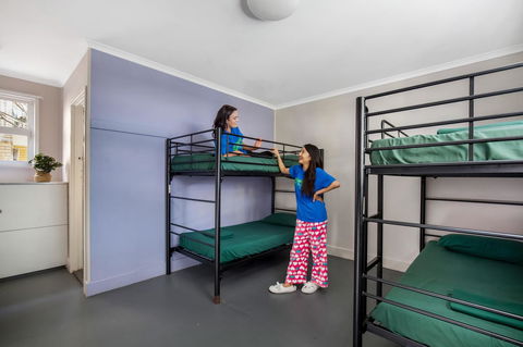 Backpackers In Paradise 18-35 Hostel - Hobart Tourism 3