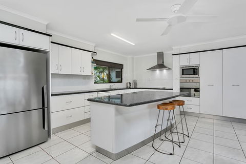 Roydon Beachfront Apartments - Hobart Tourism 25