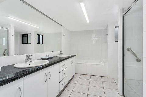 Roydon Beachfront Apartments - Hobart Tourism 23