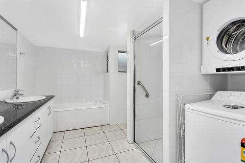 Roydon Beachfront Apartments - Hobart Tourism 24
