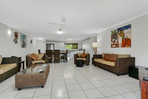 Roydon Beachfront Apartments - Hobart Tourism 1