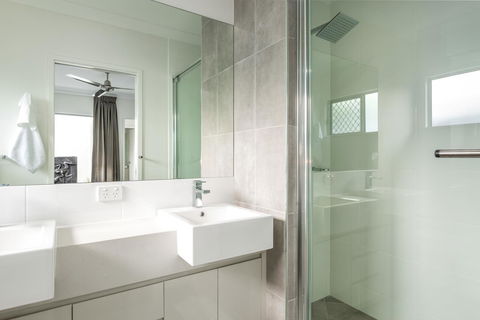 Blue Lagoon Villa A - Hobart Tourism 4