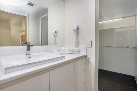Tiki Hotel Apartments Surfers Paradise - Hobart Tourism 5