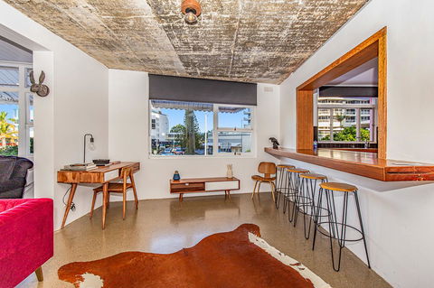 The Pink Hotel Coolangatta - Hobart Tourism 5