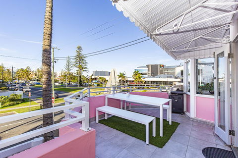 The Pink Hotel Coolangatta - Hobart Tourism 6