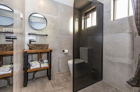The Pink Hotel Coolangatta - Hobart Tourism 22