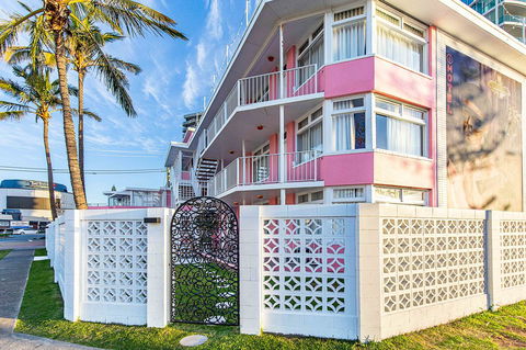 The Pink Hotel Coolangatta - Hobart Tourism 1