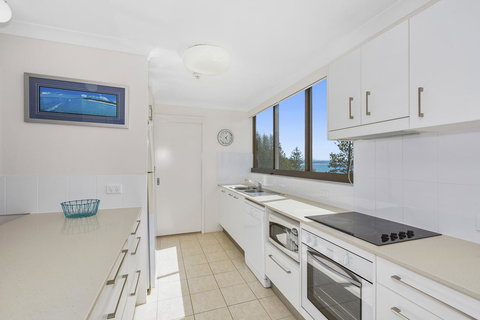 Columbia Beachfront Apartments On Rainbow Bay - Tourism TAS 35