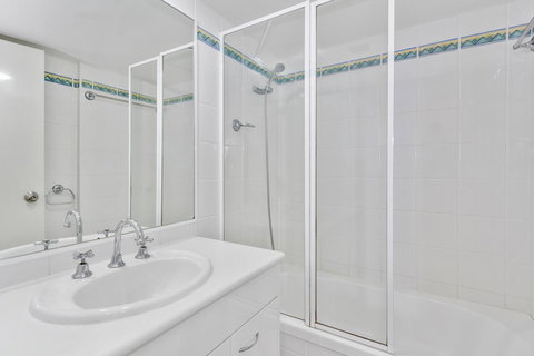 Columbia Beachfront Apartments On Rainbow Bay - Tourism TAS 37