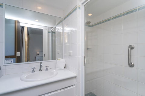 Columbia Beachfront Apartments On Rainbow Bay - Tourism TAS 16