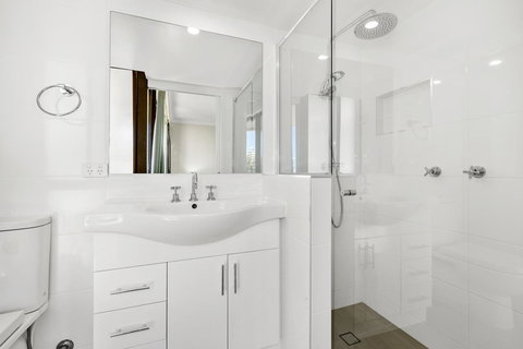 Columbia Beachfront Apartments On Rainbow Bay - Tourism TAS 19