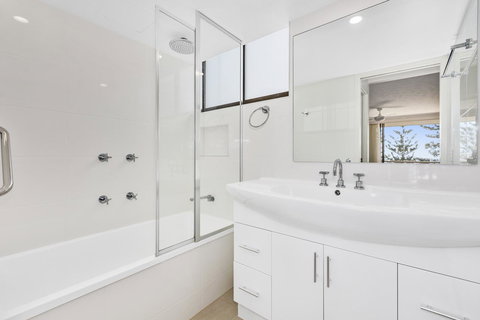 Columbia Beachfront Apartments On Rainbow Bay - Tourism TAS 24