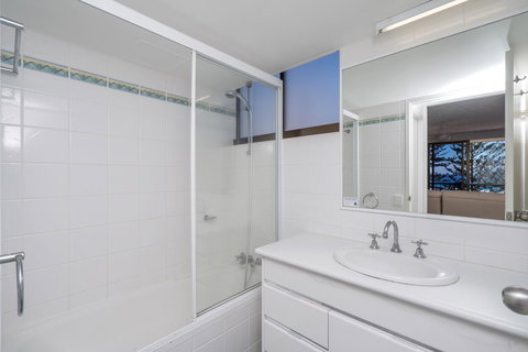 Columbia Beachfront Apartments On Rainbow Bay - Tourism TAS 9