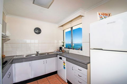 Seacrest Beachfront Apartments Surfers Paradise - Hobart Tourism 7