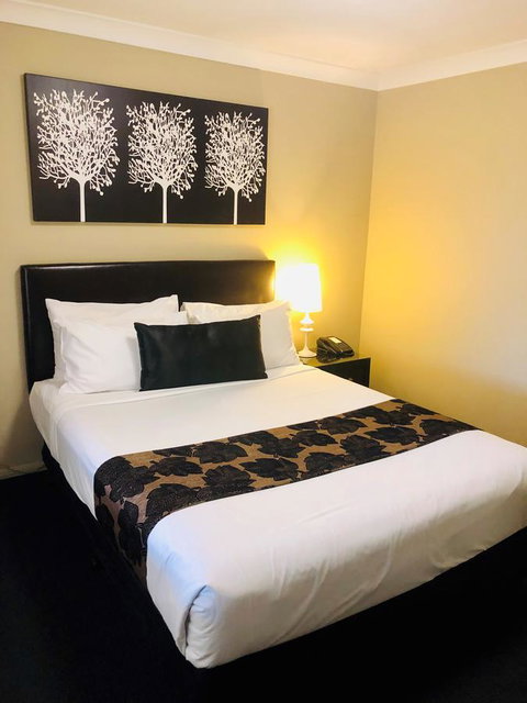 Ambassador On Ruthven - Tourism TAS 38