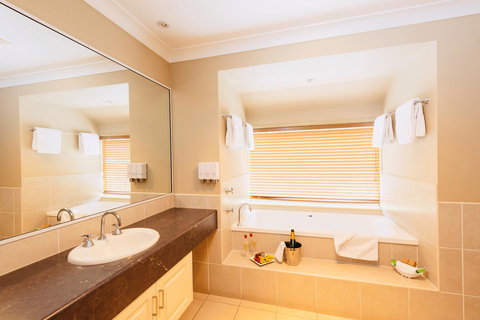 Ambassador On Ruthven - Tourism TAS 8