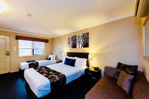 Ambassador On Ruthven - Tourism TAS 44