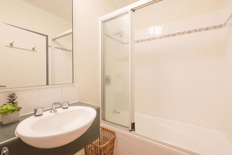 Coral Tree Inn - Hobart Tourism 41
