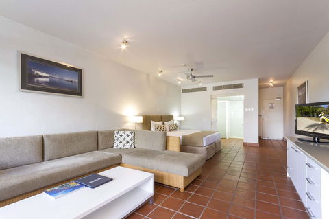 Club Tropical Resort - Official Onsite Reception & Check In - Hobart Tourism 17