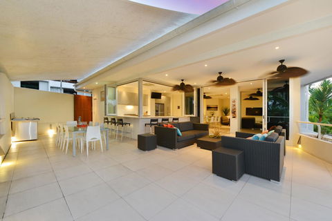 Club Tropical Resort - Official Onsite Reception & Check In - Hobart Tourism 36