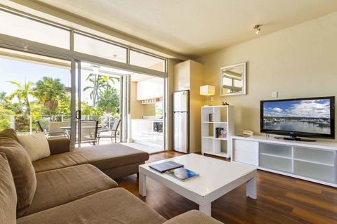 Club Tropical Resort - Official Onsite Reception & Check In - Hobart Tourism 11