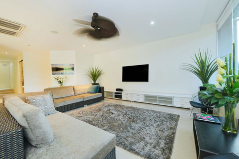 Club Tropical Resort - Official Onsite Reception & Check In - Hobart Tourism 38