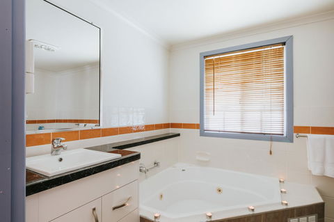 Apple Blossom Cottages - Hobart Tourism 9