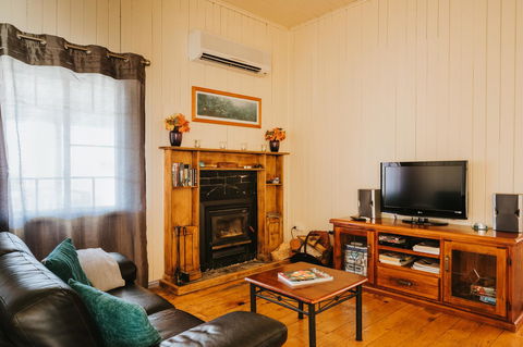 Apple Blossom Cottages - Hobart Tourism 6