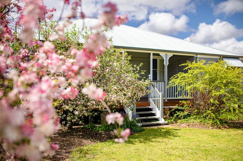 Apple Blossom Cottages - Hobart Tourism 1