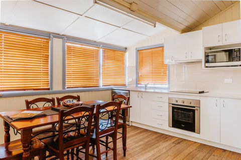 Apple Blossom Cottages - Hobart Tourism 7