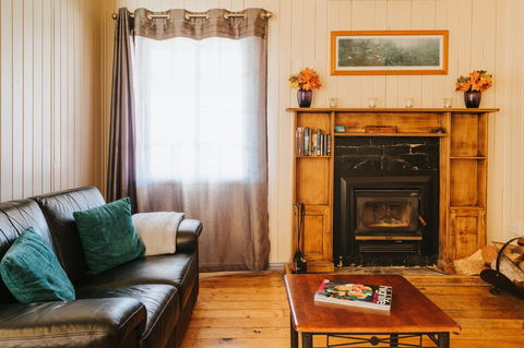 Apple Blossom Cottages - Hobart Tourism 4