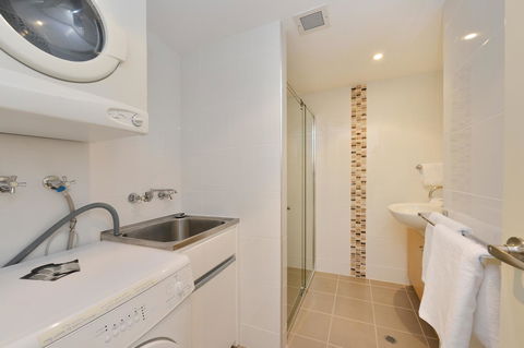 Tropical Reef Apartments - Hobart Tourism 10