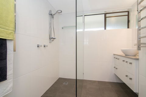 Tropical Reef Apartments - Hobart Tourism 9