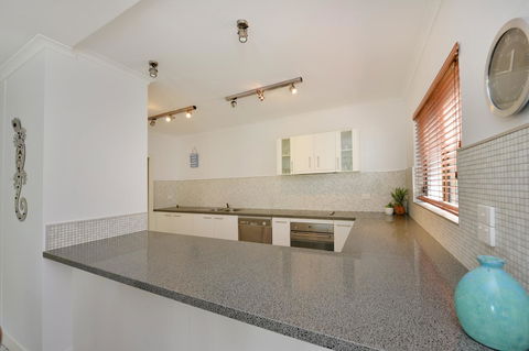 Tropical Reef Apartments - Hobart Tourism 21