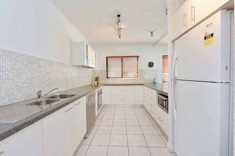 Tropical Reef Apartments - Hobart Tourism 19