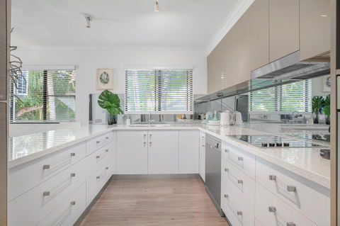 Tropical Reef Apartments - Hobart Tourism 1