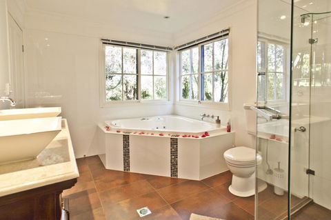 Curtis Falls Cottage - Hobart Tourism 5