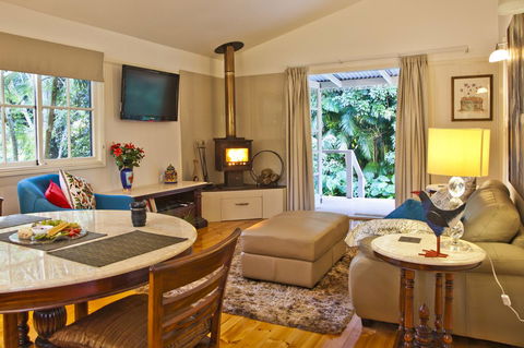Curtis Falls Cottage - Hobart Tourism 13