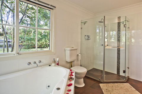 Curtis Falls Cottage - Hobart Tourism 4