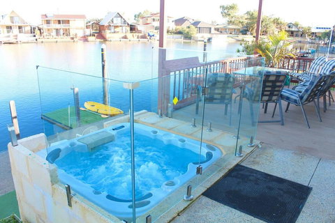 Waterside Resort Style - Tourism TAS 0