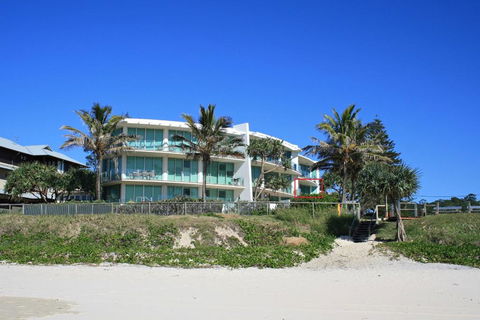 WAVES 203 ON CURRUMBIN - Hobart Tourism 3