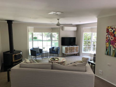 Westwood Lodge Apartments - Tourism TAS 1